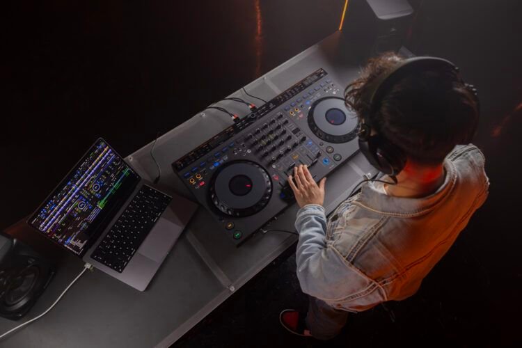 Ddj grv6 lifestyle image 13 lr 2048x1366