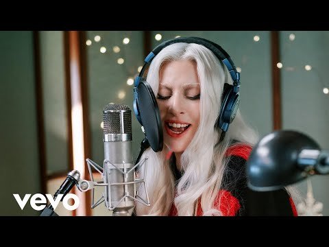 What Mic And Headphones Is Using Lady Gaga In This Yt Video? 1 1735070518 hqdefault